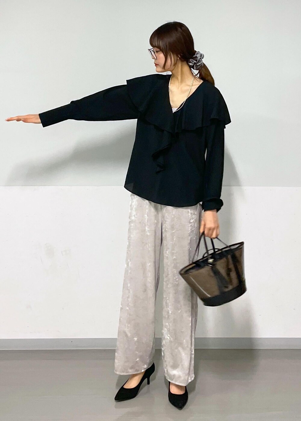 グレー系のタンクトップ、ブラック系のシャツ/ブラウス、ベージュ系のその他パンツを着用したレディースの春コーディネートの2枚目の写真