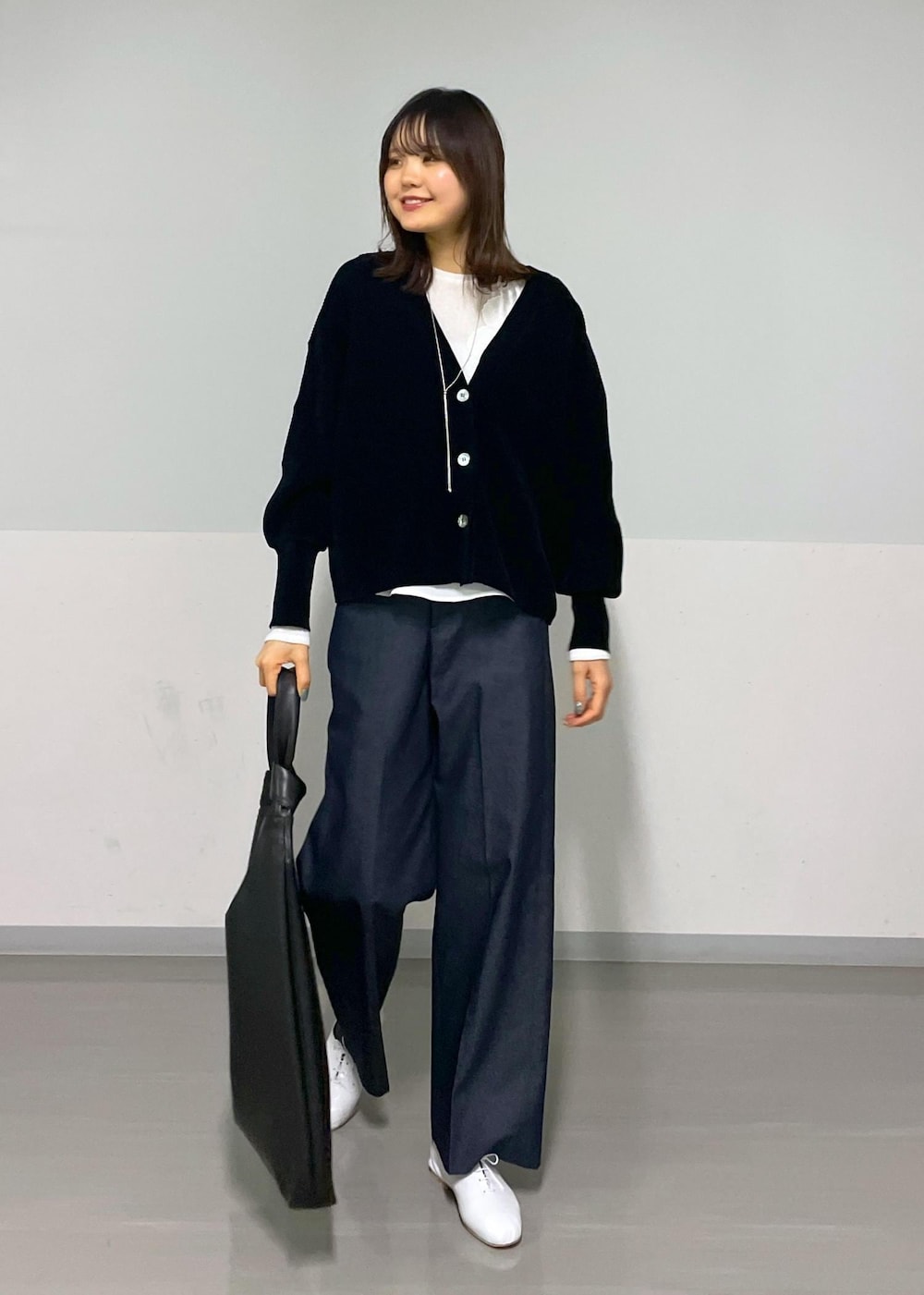 ホワイト系のその他シューズ、ブラック系のトートバッグ、ブラック系のカーディガン/ボレロを着用したレディースの春コーディネートの4枚目の写真