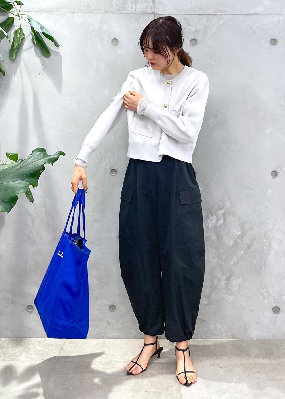 グレー系のTシャツ/カットソー、ブラック系のカーゴパンツ、グレー系のカーディガン/ボレロを着用したレディースの冬コーディネートの6枚目の写真