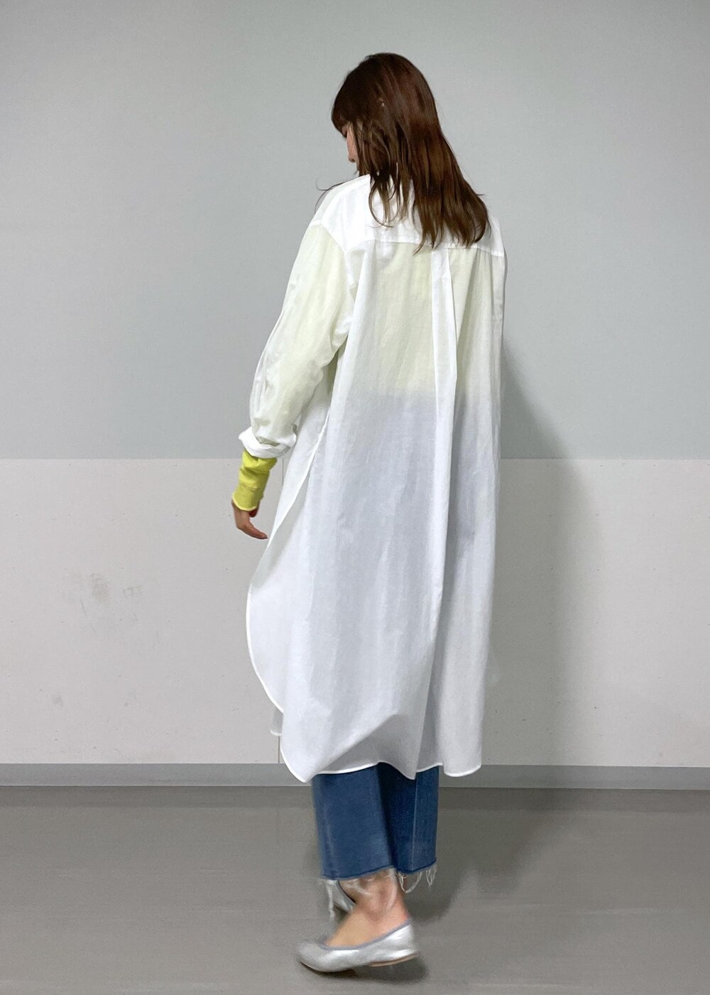 シルバー系のバレエシューズ、グリーン系のTシャツ/カットソー、ホワイト系のシャツ/ブラウスを着用したレディースの夏コーディネートの3枚目の写真