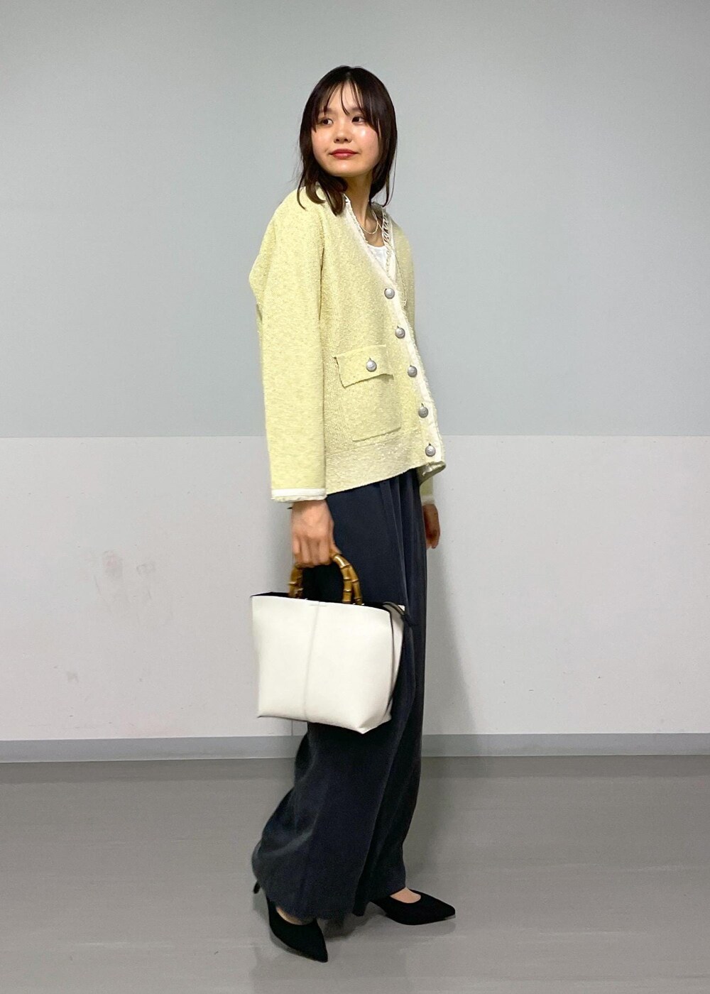 イエロー系のカーディガン/ボレロ、ホワイト系のTシャツ/カットソー、グレー系のその他パンツを着用したレディースの春コーディネートの8枚目の写真
