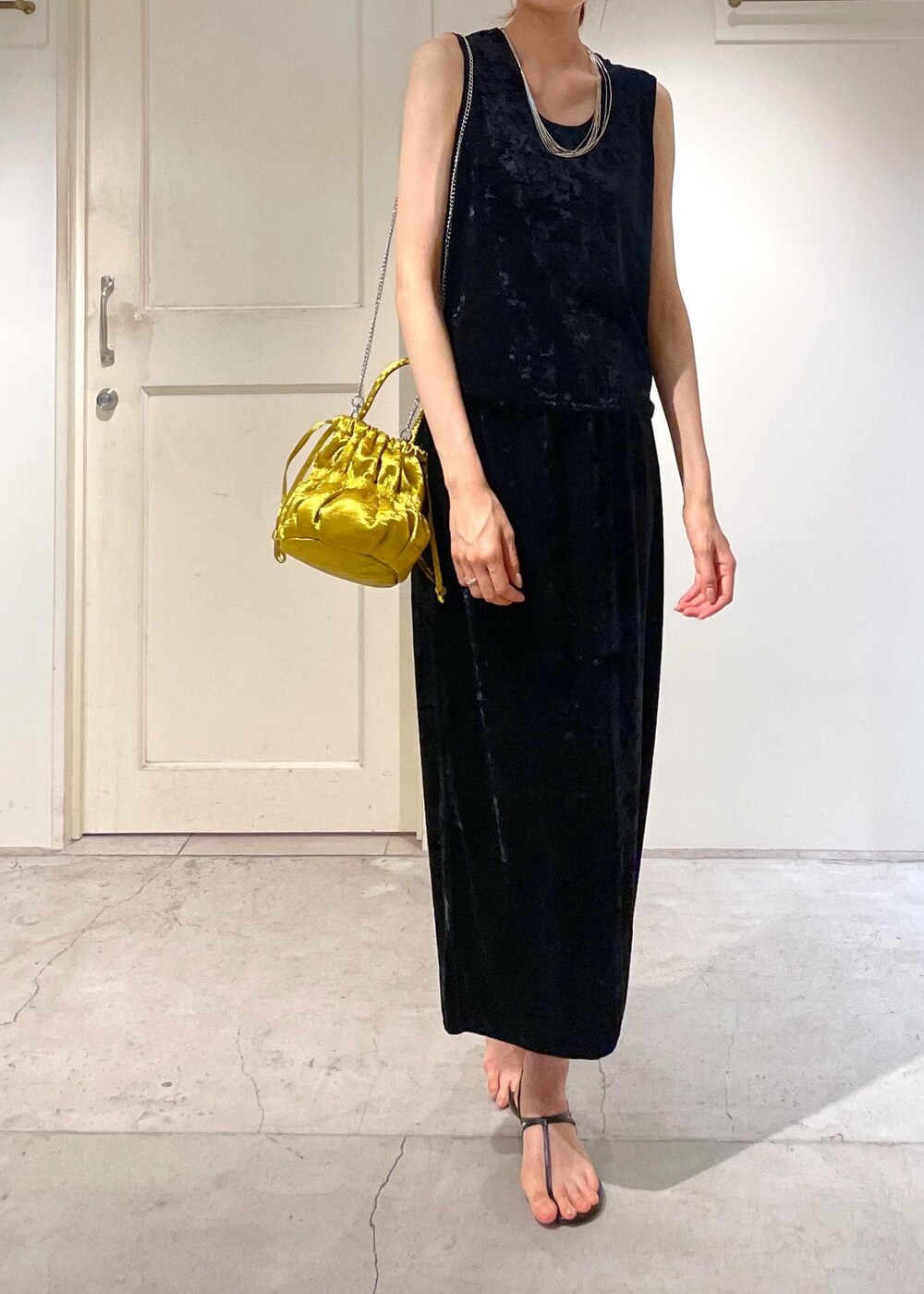 ブラック系のスカート、ブラック系のサンダル、ブラック系のタンクトップを着用したレディースの夏コーディネートの8枚目の写真