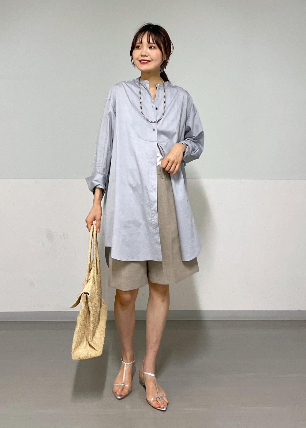 ベージュ系のその他パンツ、シルバー系のサンダル、グレー系のシャツ/ブラウスを着用したレディースの夏コーディネートの10枚目の写真