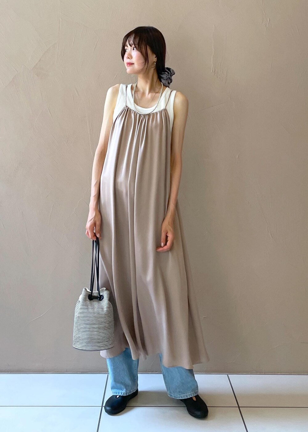 ブラック系のショルダーバッグ、ホワイト系のタンクトップ、ホワイト系のカーディガン/ボレロを着用したレディースの夏コーディネートの10枚目の写真