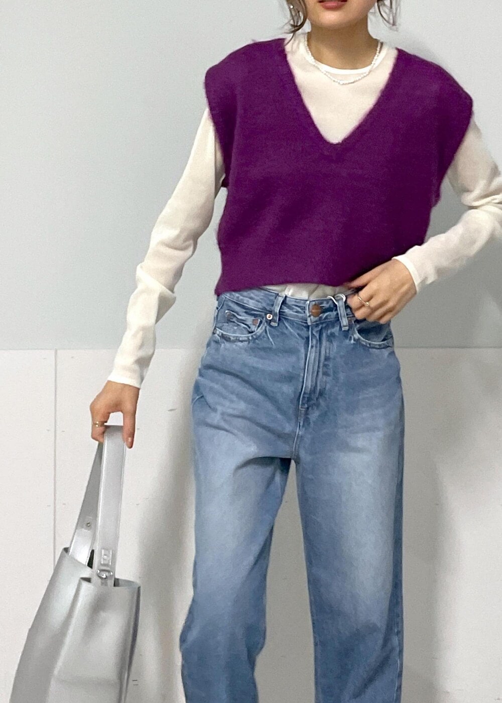 ブラック系のサンダル、シルバー系のトートバッグ、パープル系のベストを着用したレディースの夏コーディネートの7枚目の写真