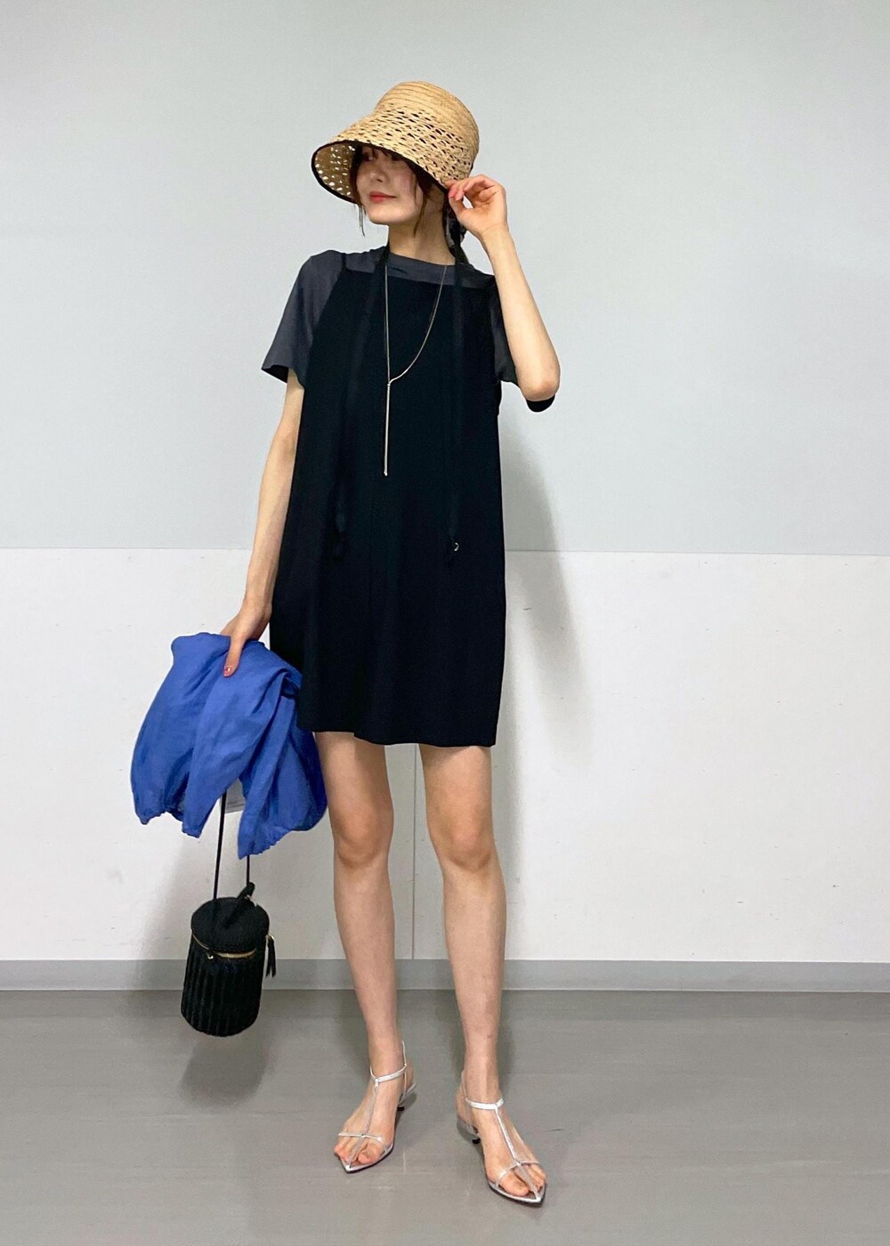 ブラック系のショルダーバッグ、ゴールド系のサンダル、ブラック系のTシャツ/カットソーを着用したレディースの夏コーディネートの9枚目の写真