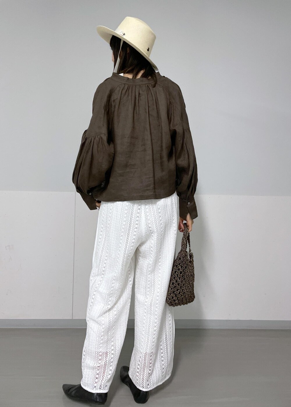 ブラウン系のシャツ/ブラウス、ホワイト系のハンドバッグ、ホワイト系のタンクトップを着用したレディースの春コーディネートの4枚目の写真