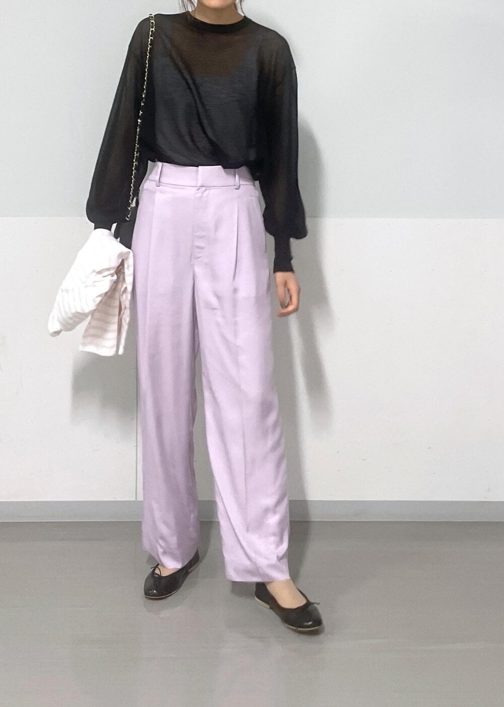 ブラック系のショルダーバッグ、パープル系のその他パンツ、ブラック系のTシャツ/カットソーを着用したレディースの夏コーディネートの8枚目の写真