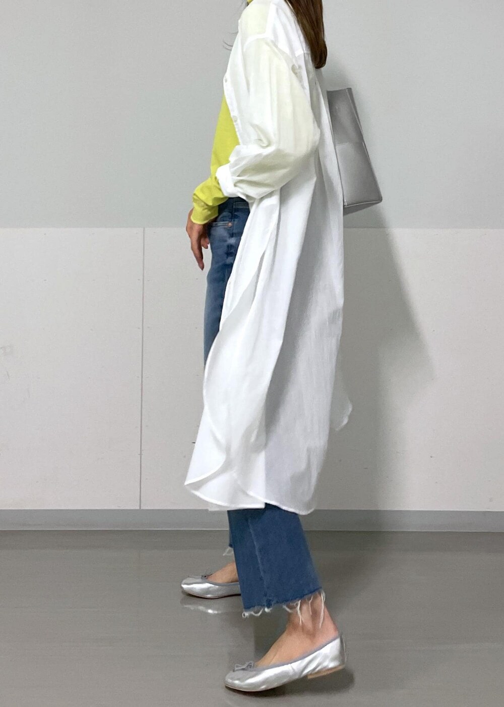 シルバー系のバレエシューズ、グリーン系のTシャツ/カットソー、ホワイト系のシャツ/ブラウスを着用したレディースの夏コーディネートの7枚目の写真