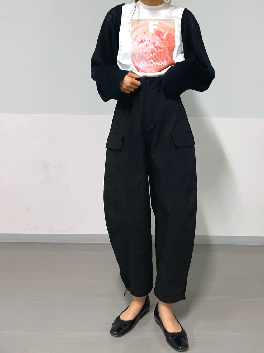 ブラック系のカーディガン/ボレロ、ブラック系のカーゴパンツ、ブラック系のバレエシューズを着用したレディースの秋コーディネートの5枚目の写真