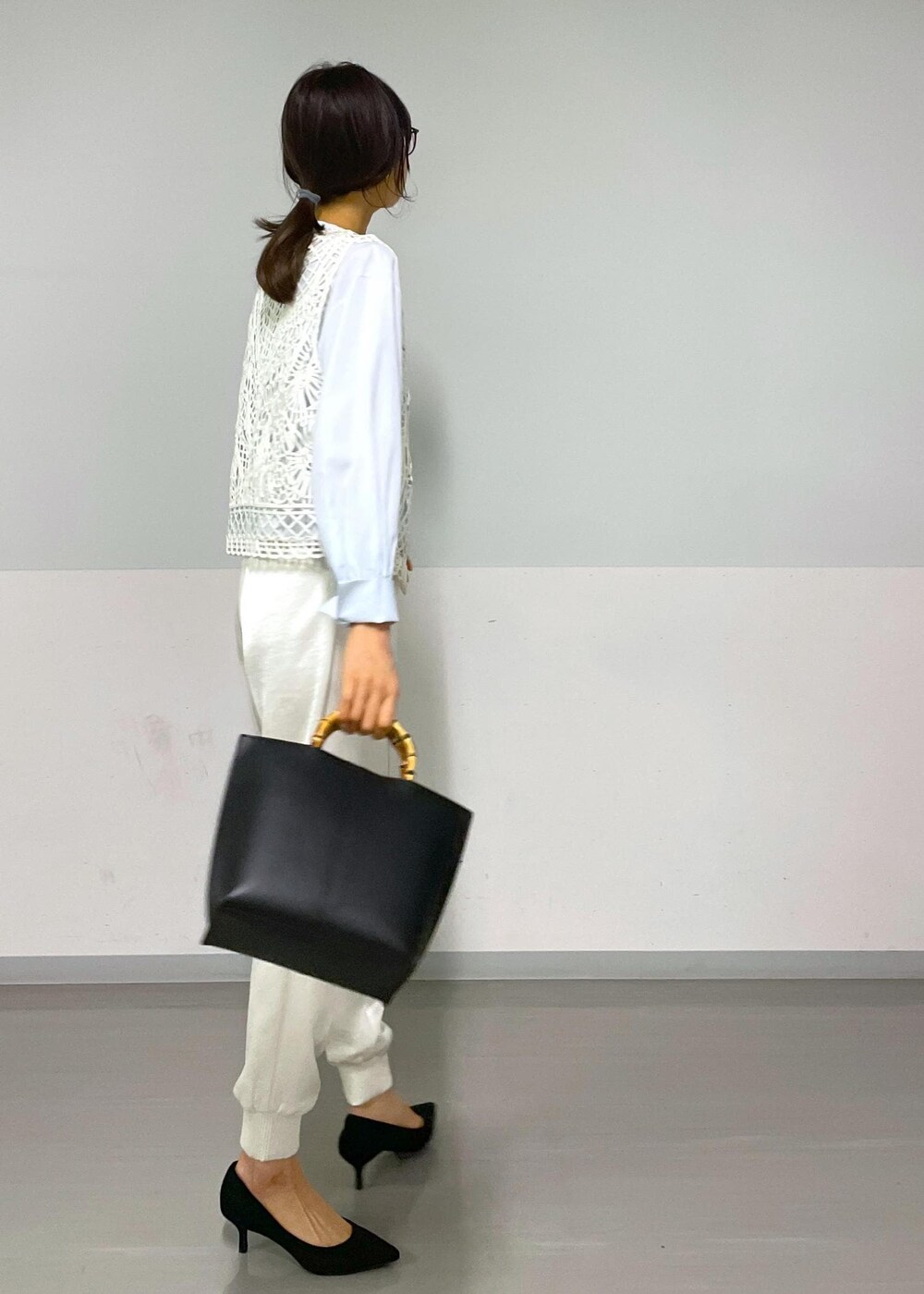 ホワイト系のその他パンツ、ブルー系のシャツ/ブラウス、ブラック系のハンドバッグを着用したレディースの冬コーディネートの4枚目の写真