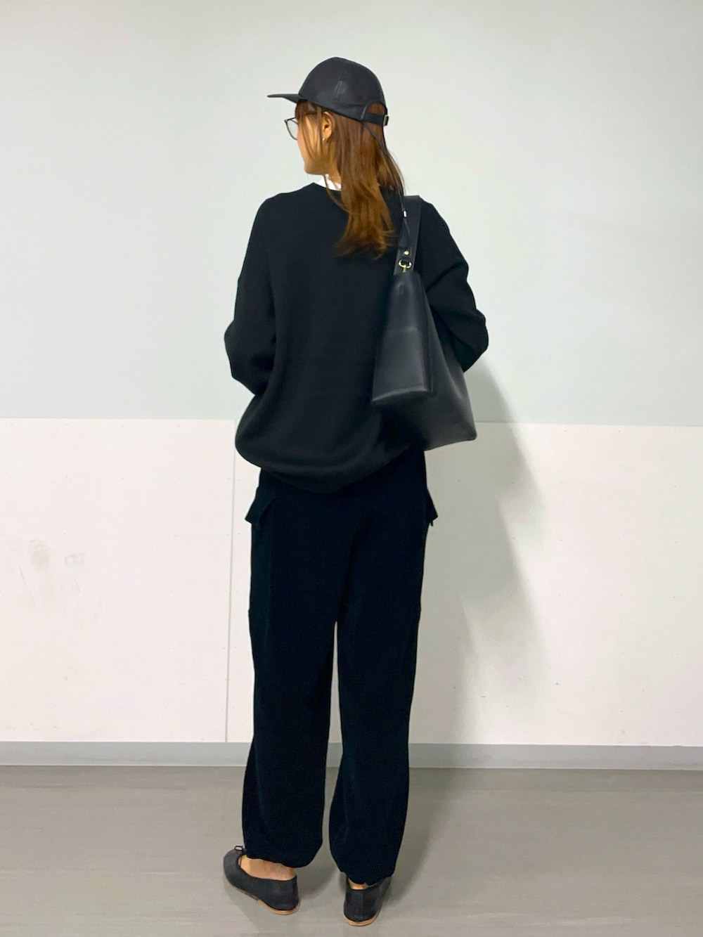 ブラック系のスウェット、ブラック系のカーゴパンツ、ホワイト系のTシャツ/カットソーを着用したレディースの秋コーディネートの5枚目の写真