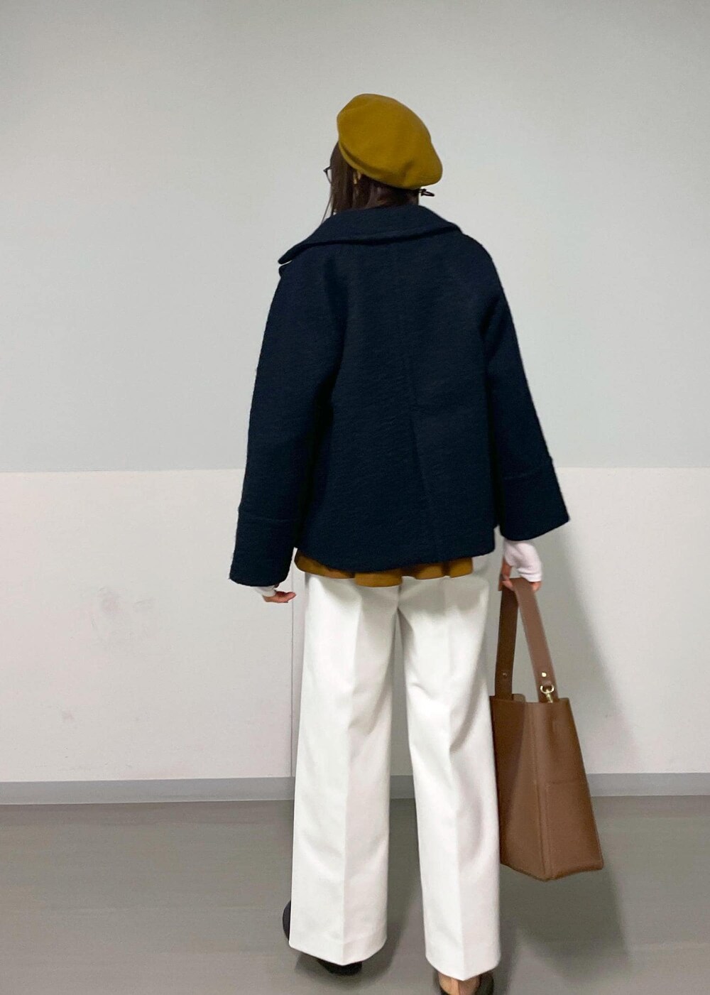 ブルー系のピーコート、ブラウン系のTシャツ/カットソー、ホワイト系のその他パンツを着用したレディースの秋コーディネートの10枚目の写真