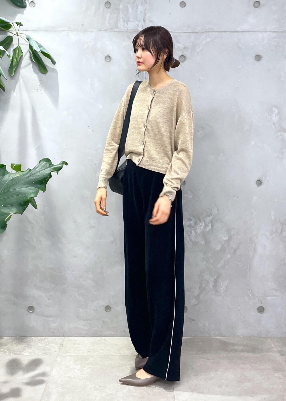 ブラック系のショルダーバッグ、ブラック系のその他パンツ、ベージュ系のカーディガン/ボレロを着用したレディースの冬コーディネートの10枚目の写真