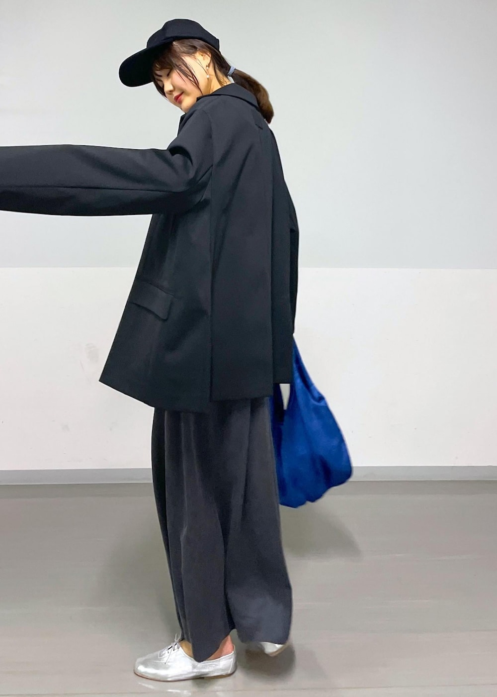 シルバー系のその他シューズ、ブラック系のTシャツ/カットソー、グレー系のワンピースを着用したレディースの冬コーディネートの4枚目の写真