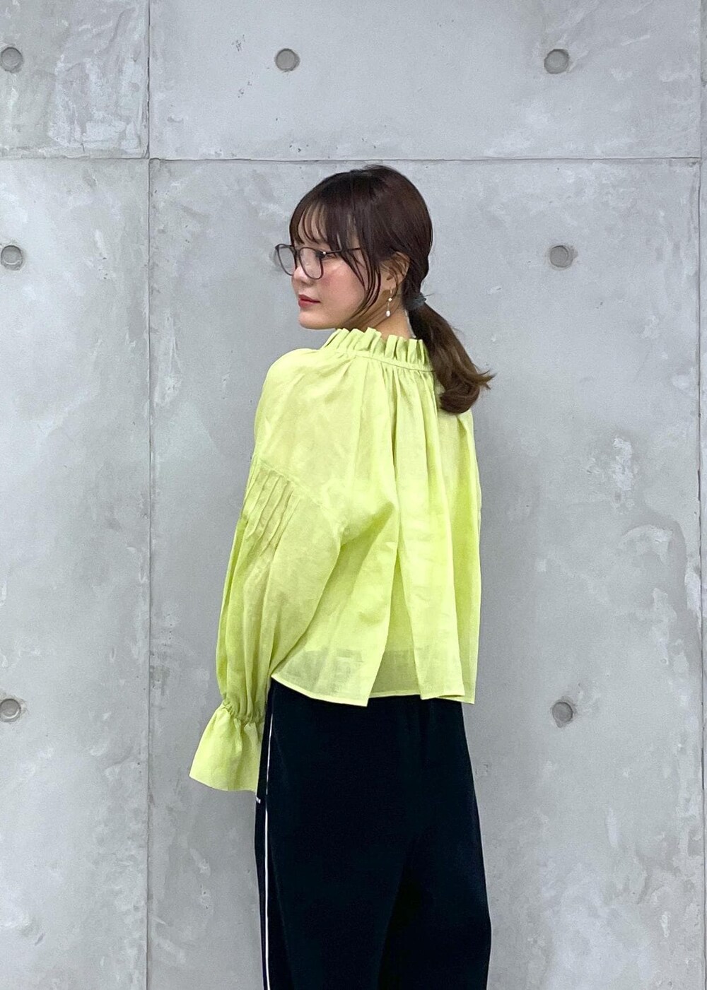 シルバー系のショルダーバッグ、ブラック系のその他パンツ、シルバー系のサンダルを着用したレディースの春コーディネートの3枚目の写真