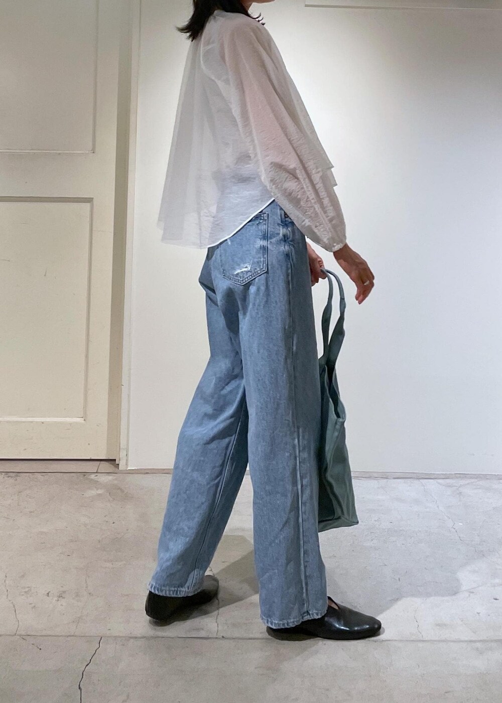 グレー系のタンクトップ、ホワイト系のシャツ/ブラウス、ブルー系のデニムパンツを着用したレディースの夏コーディネートの8枚目の写真