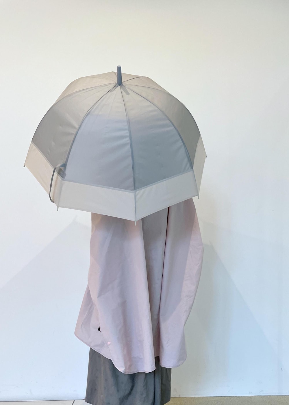 ブラック系のサンダル、グレー系のワンピース、ベージュ系のハットを着用したレディースの夏コーディネートの6枚目の写真