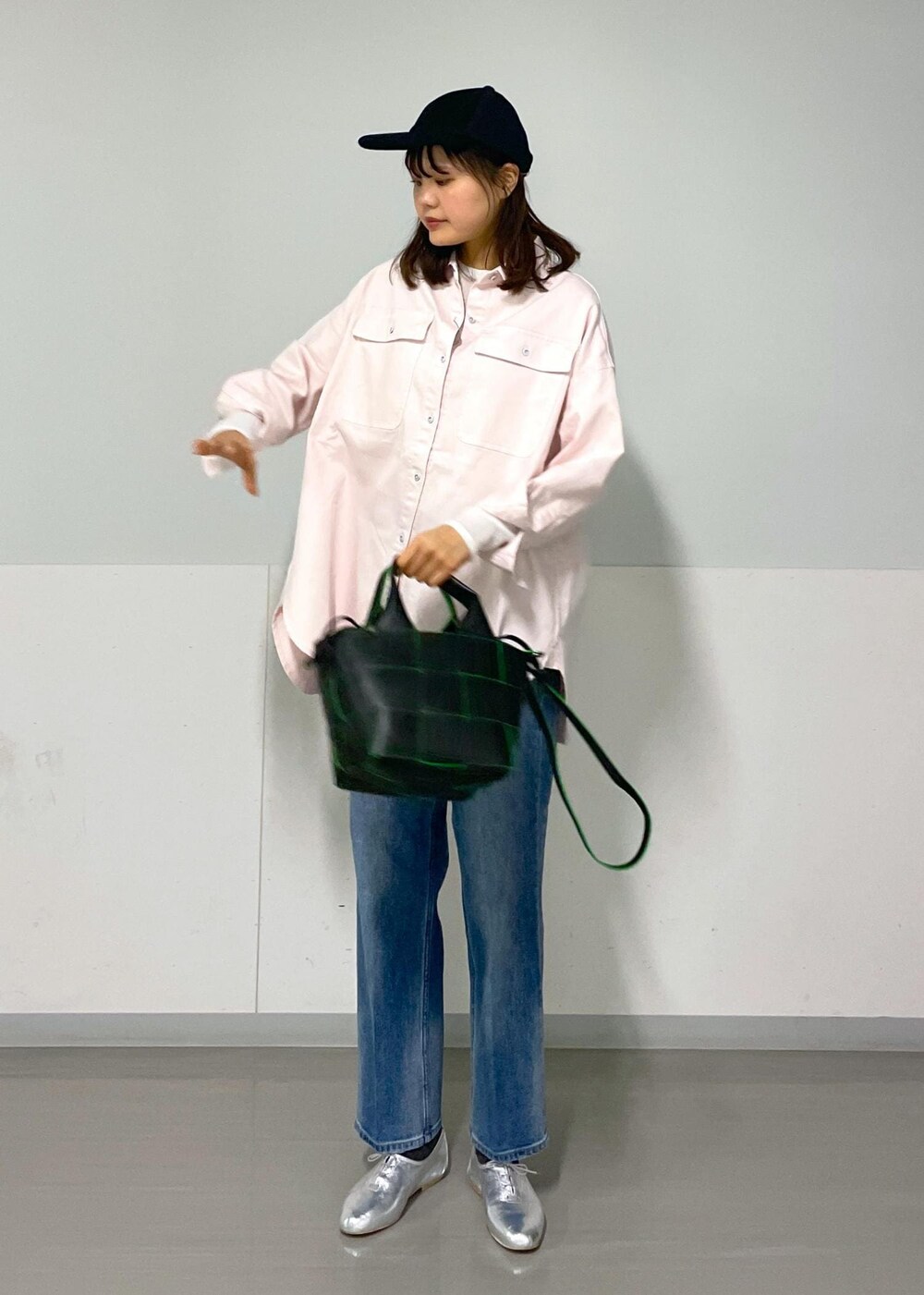 ブラック系のトートバッグ、シルバー系のその他シューズ、ホワイト系のTシャツ/カットソーを着用したレディースの冬コーディネートの7枚目の写真