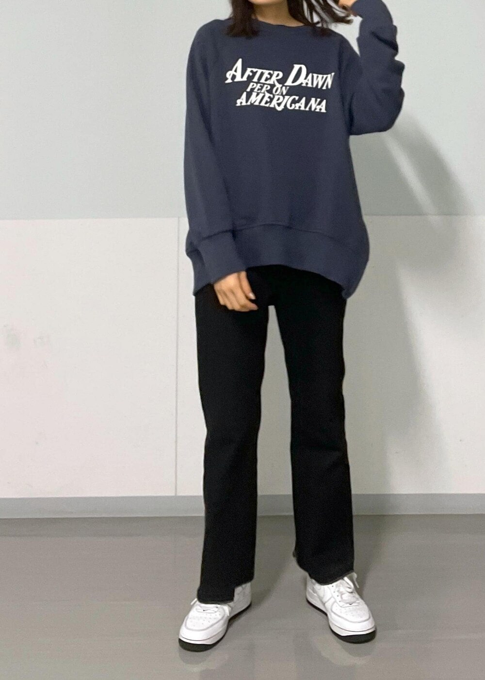 グレー系のスウェット、ベージュ系のダウンジャケット/コート、グレー系のデニムパンツを着用したレディースの冬コーディネートの8枚目の写真