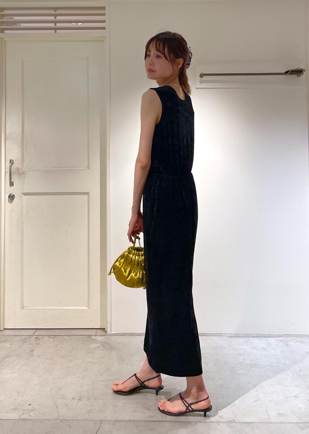 ブラック系のスカート、ブラック系のサンダル、ブラック系のタンクトップを着用したレディースの夏コーディネートの7枚目の写真