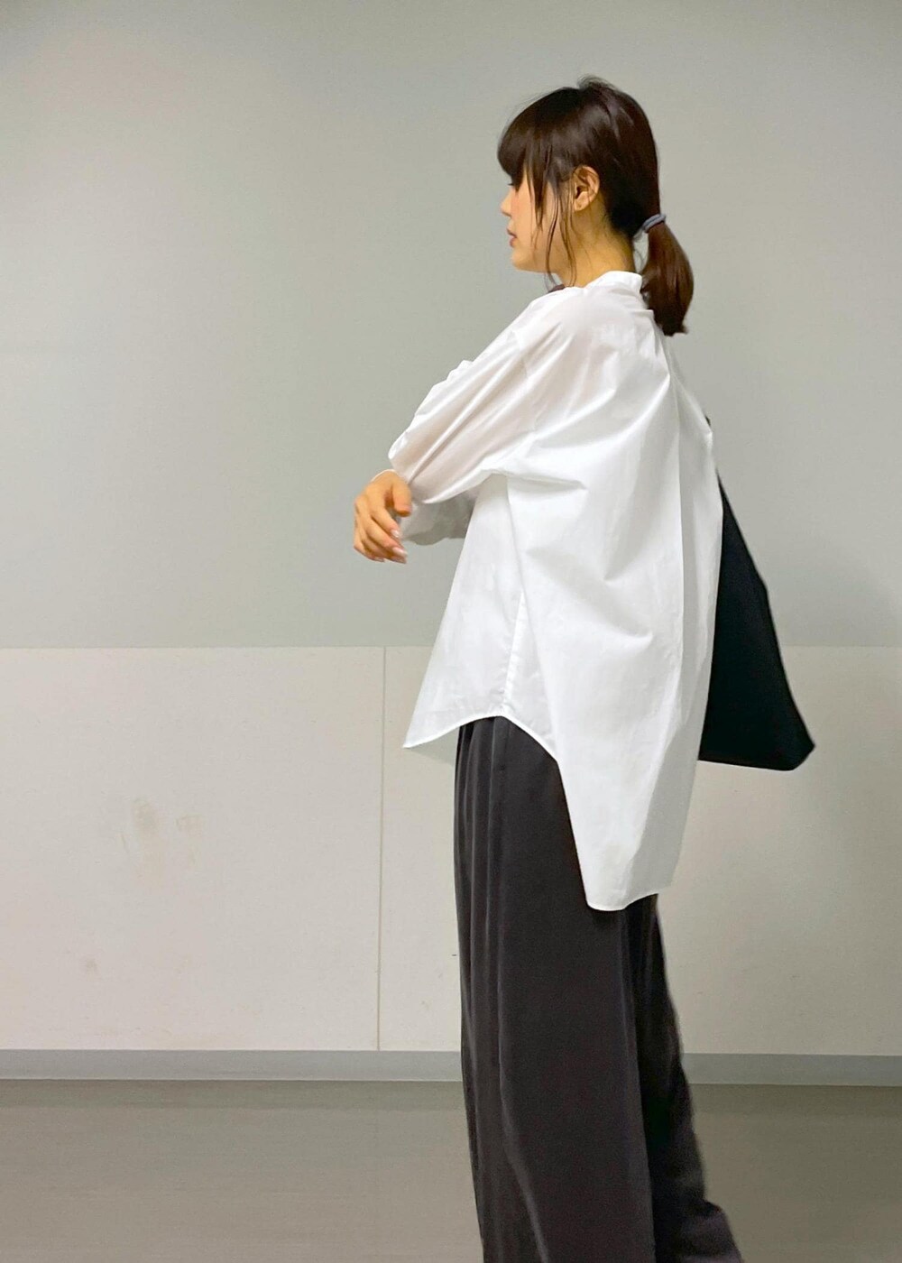ホワイト系のシャツ/ブラウス、グレー系のその他パンツ、ブラック系のトートバッグを着用したレディースの秋コーディネートの5枚目の写真