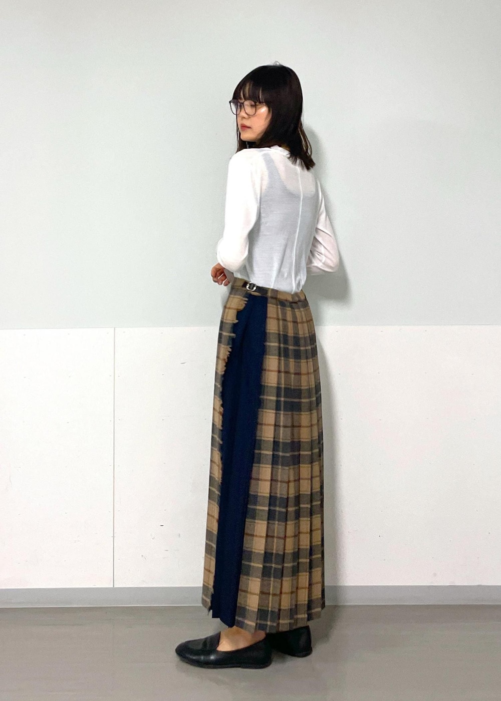 イエロー系のショルダーバッグ、ホワイト系のTシャツ/カットソー、ベージュ系のスカートを着用したレディースの秋コーディネートの10枚目の写真