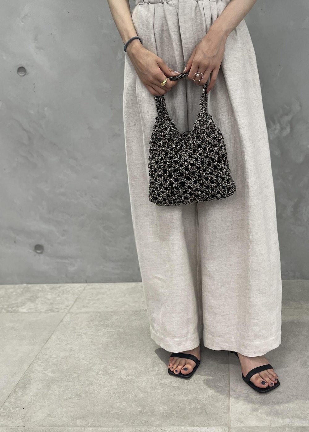 ブラック系のサンダル、ホワイト系のスラックス、ホワイト系のテーラードジャケットを着用したレディースの春コーディネートの4枚目の写真