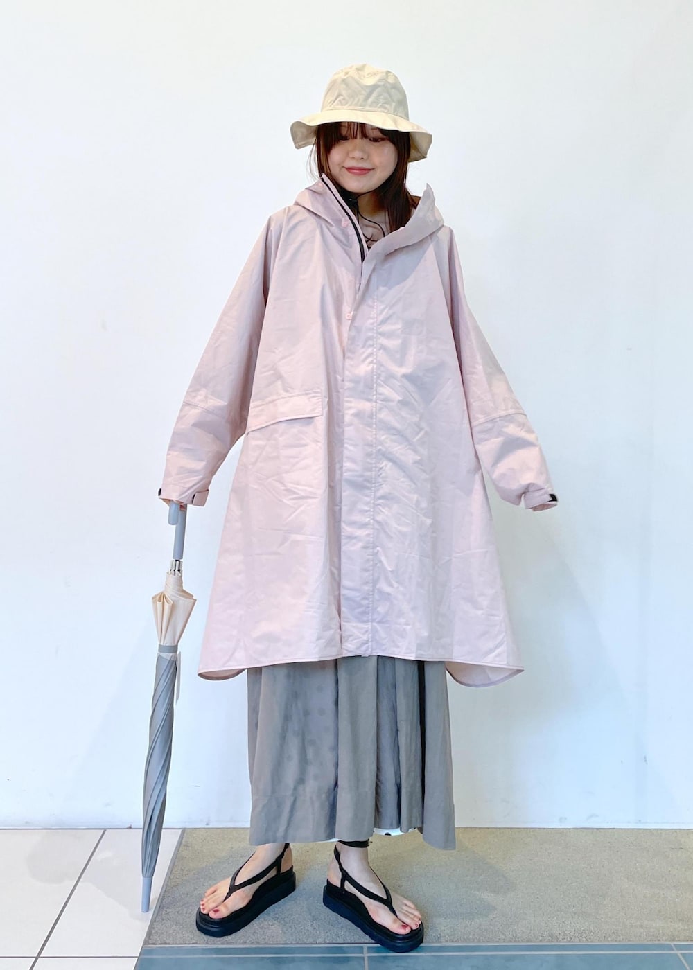 ブラック系のサンダル、グレー系のワンピース、ベージュ系のハットを着用したレディースの夏コーディネートの2枚目の写真