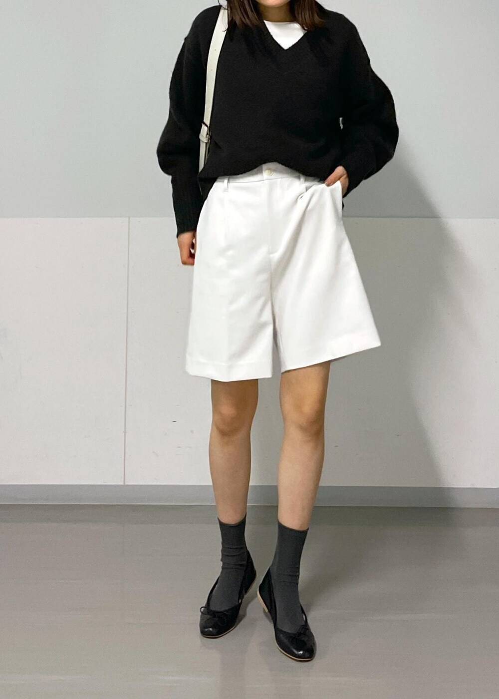 ホワイト系のその他パンツ、ホワイト系のTシャツ/カットソー、グレー系のショルダーバッグを着用したレディースの秋コーディネートの4枚目の写真