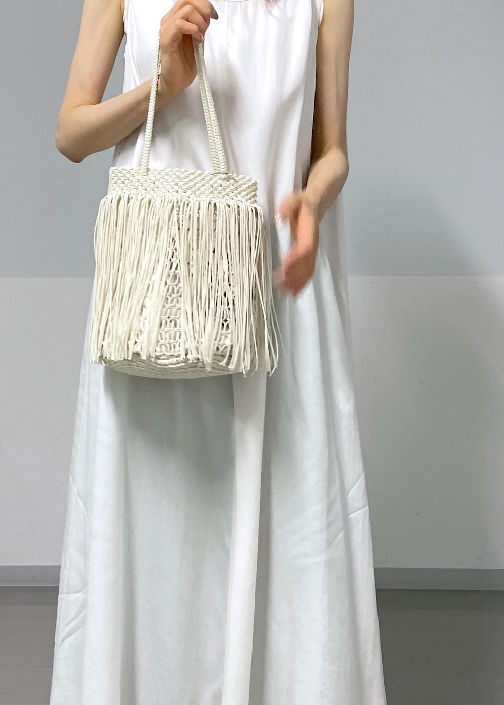 グリーン系のその他パンツ、ホワイト系のカーディガン/ボレロ、ホワイト系のトートバッグを着用したレディースの夏コーディネートの8枚目の写真