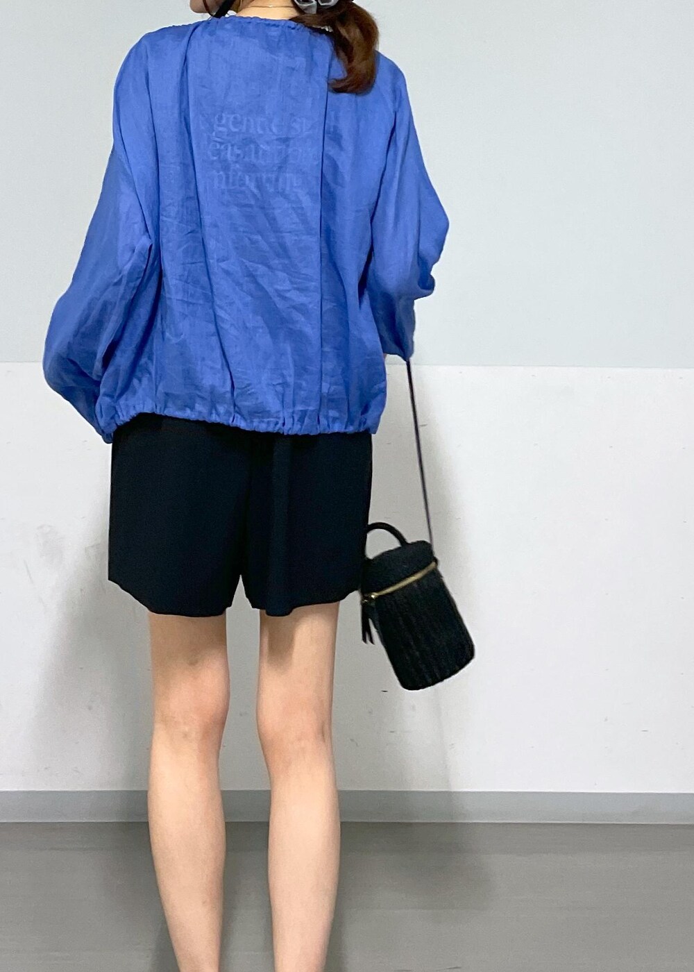 ブラック系のショルダーバッグ、ゴールド系のサンダル、ブラック系のTシャツ/カットソーを着用したレディースの夏コーディネートの4枚目の写真