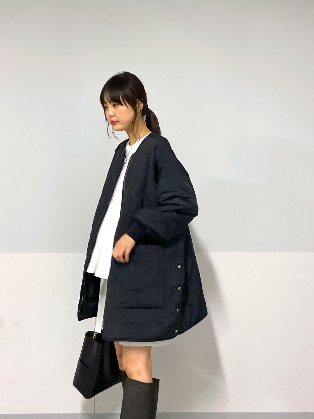 ブラック系のブルゾン、ホワイト系のTシャツ/カットソー、ホワイト系のその他パンツを着用したレディースの秋コーディネートの2枚目の写真