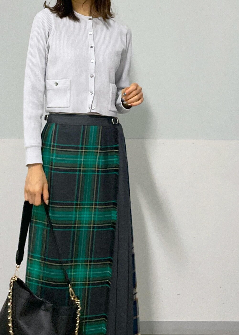 グリーン系のスカート、ホワイト系のその他シューズ、グレー系のカーディガン/ボレロを着用したレディースの冬コーディネートの10枚目の写真