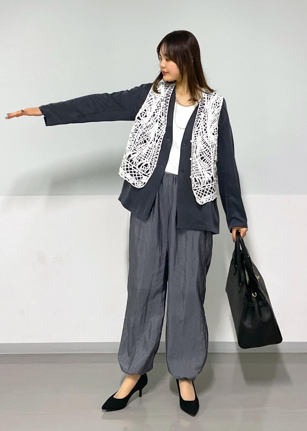 ホワイト系のTシャツ/カットソー、グレー系のその他パンツ、グレー系のノーカラージャケットを着用したレディースの冬コーディネートの5枚目の写真