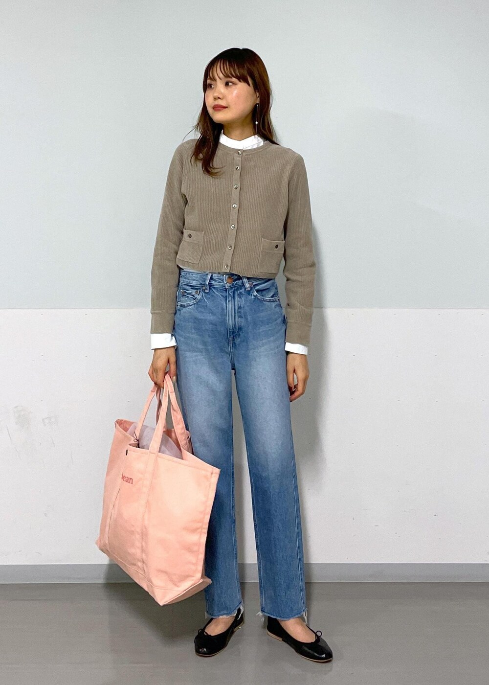 「redcard、骨格ナチュラル、イエベ春、高身長、高身長コーデ、大人カジュアル、Creamy Cotton、秋コーデ、クリーミーコットン、サロンアダムエロペ、23AW秋の新作、ピンク、トートバッグ、ホワイト、シャツ」|「SALON adam et rope'の【NIPPON CULTURE】バックフレアバンドカラーシャツ 無地/ストライプ(シャツ/ブラウス、ホワイト系)」を使った、AZUMAさん(レディース・171cm)の秋コーディネートの8枚目の写真