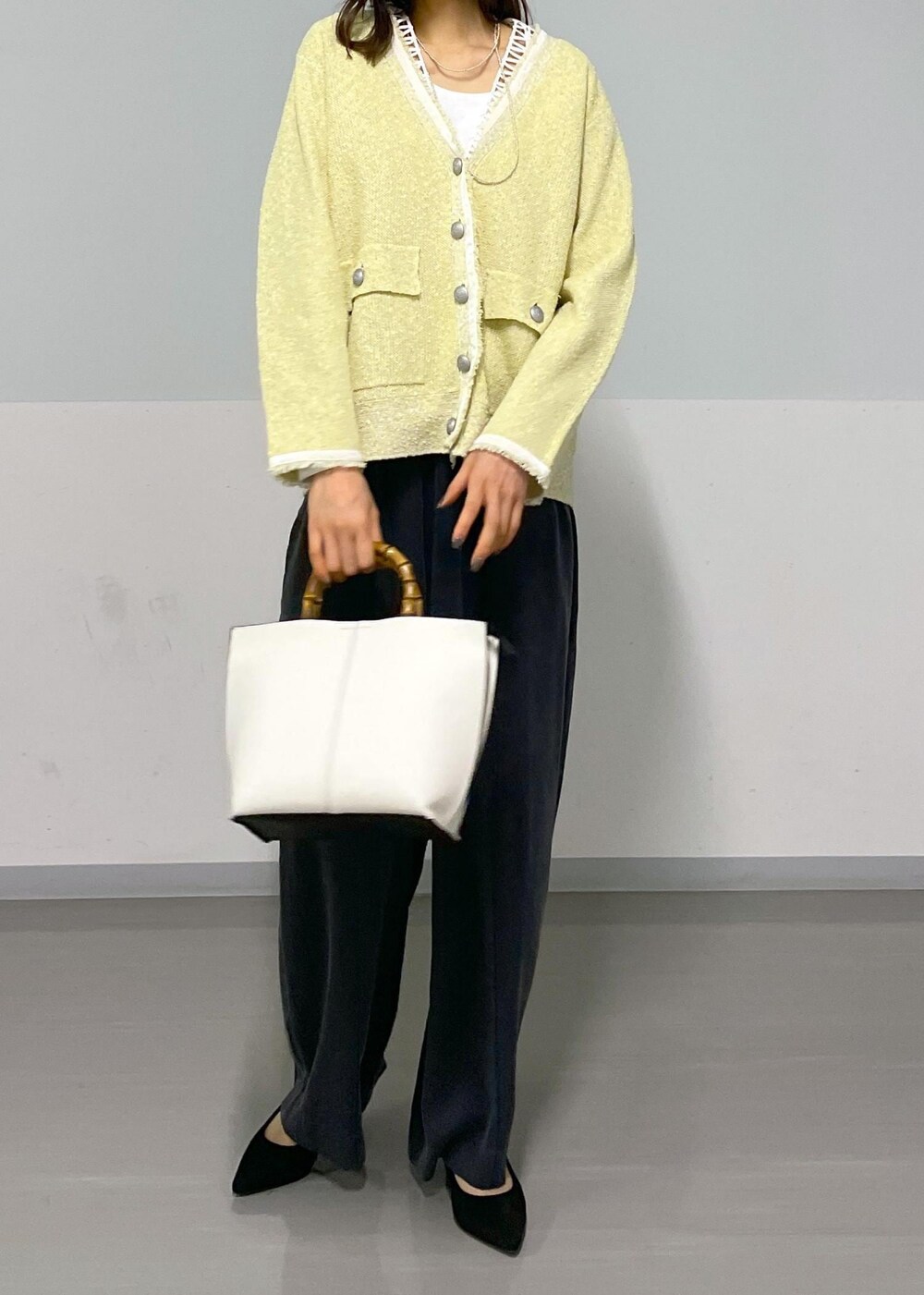 イエロー系のカーディガン/ボレロ、ホワイト系のTシャツ/カットソー、グレー系のその他パンツを着用したレディースの春コーディネートの5枚目の写真