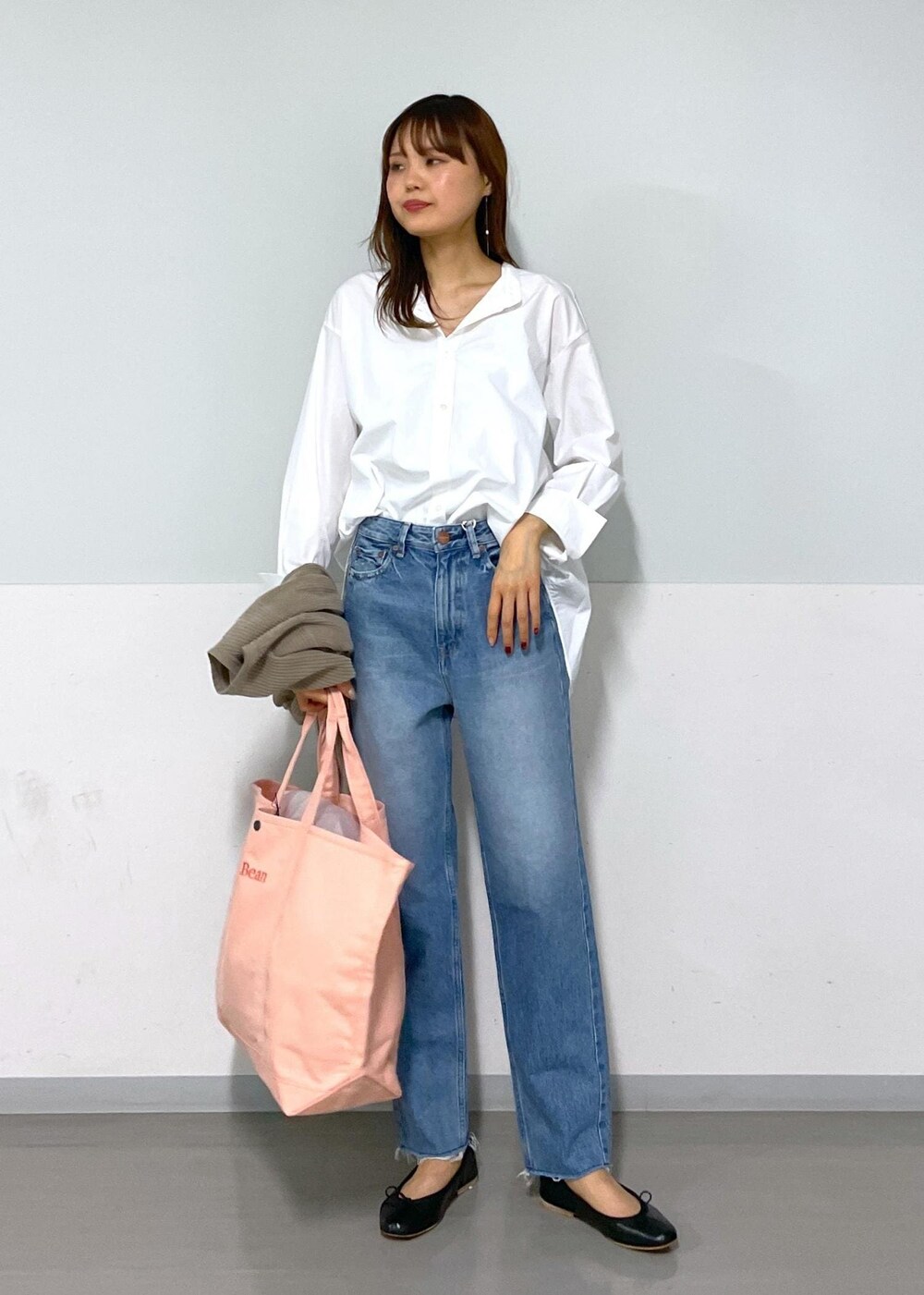 「redcard、骨格ナチュラル、イエベ春、高身長、高身長コーデ、大人カジュアル、Creamy Cotton、秋コーデ、クリーミーコットン、サロンアダムエロペ、23AW秋の新作、ピンク、トートバッグ、ホワイト、シャツ」|「SALON adam et rope'の【NIPPON CULTURE】バックフレアバンドカラーシャツ 無地/ストライプ(シャツ/ブラウス、ホワイト系)」を使った、AZUMAさん(レディース・171cm)の秋コーディネートの2枚目の写真
