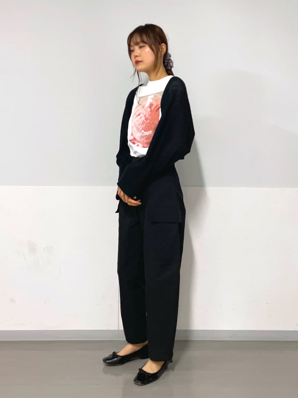 ブラック系のカーディガン/ボレロ、ブラック系のカーゴパンツ、ブラック系のバレエシューズを着用したレディースの秋コーディネートの2枚目の写真