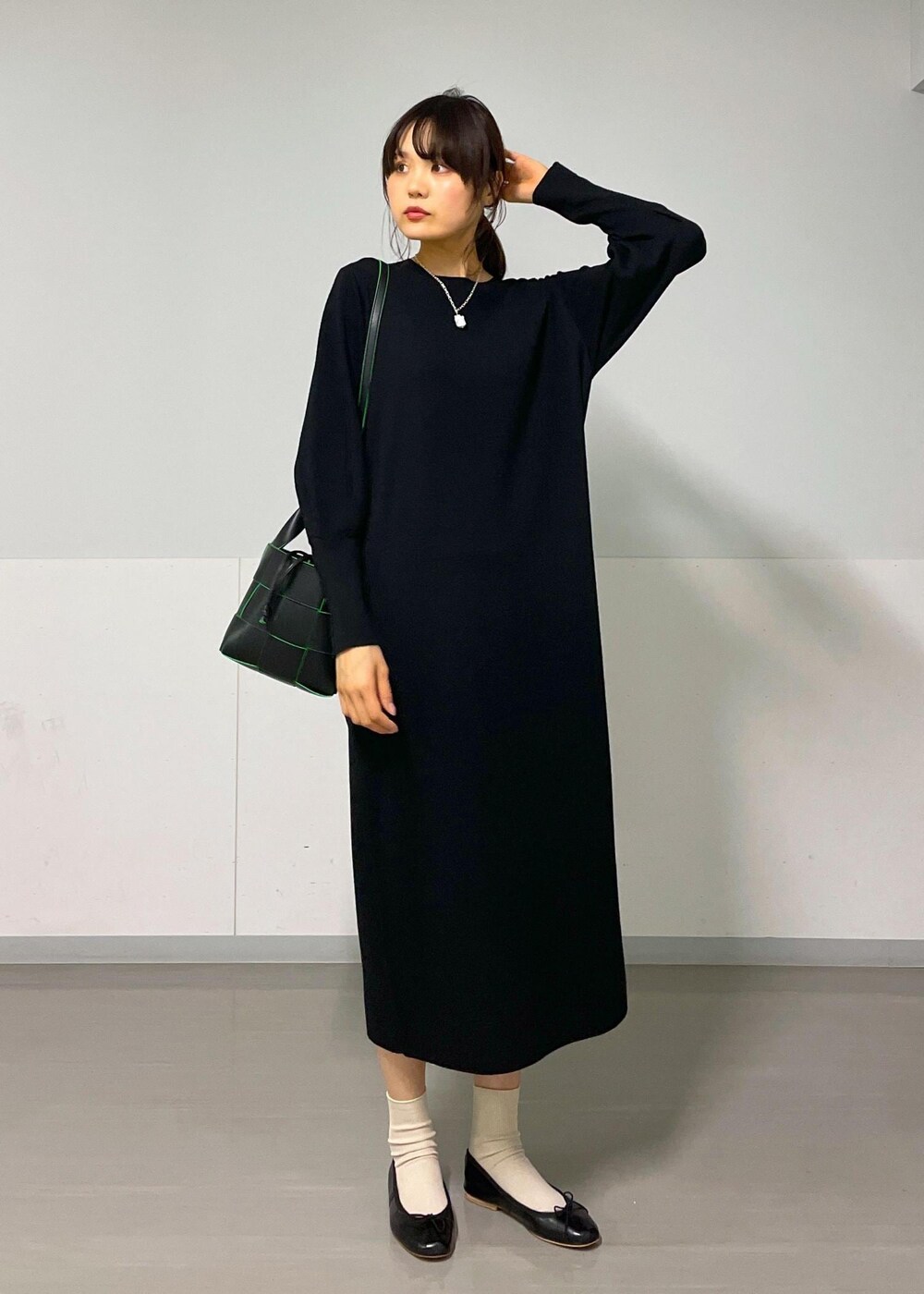 ブラック系のバレエシューズ、ブラック系のトートバッグ、グレー系のカーディガン/ボレロを着用したレディースの秋コーディネートの6枚目の写真