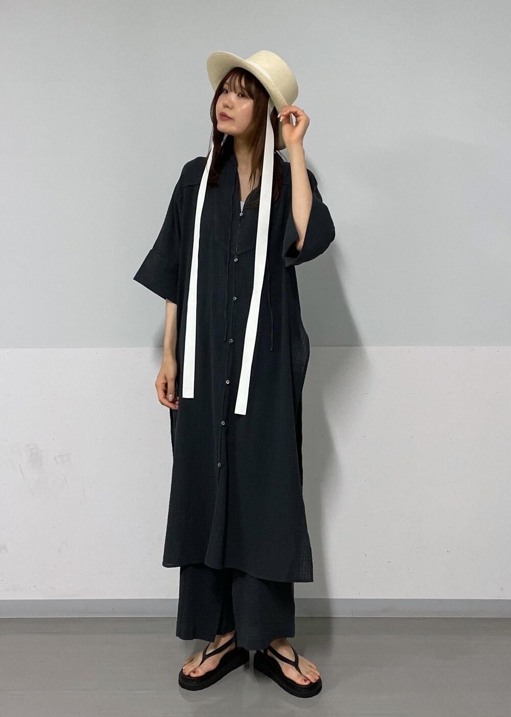 ブラック系のその他パンツ、ブラック系のシャツ/ブラウス、ブラック系のサンダルを着用したレディースの夏コーディネートの6枚目の写真