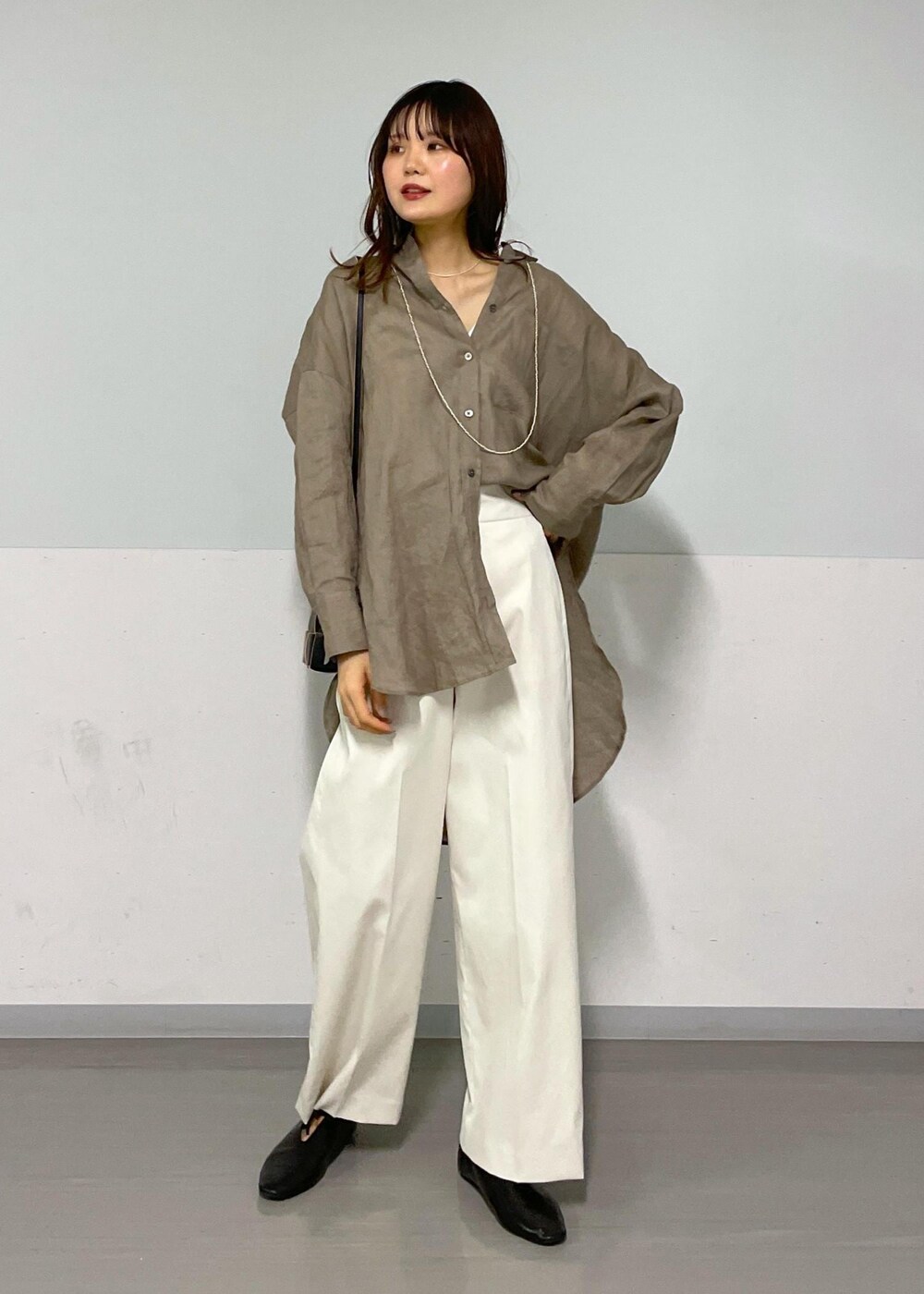 ブラック系のショルダーバッグ、グリーン系のシャツ/ブラウス、ホワイト系のその他パンツを着用したレディースの春コーディネートの4枚目の写真