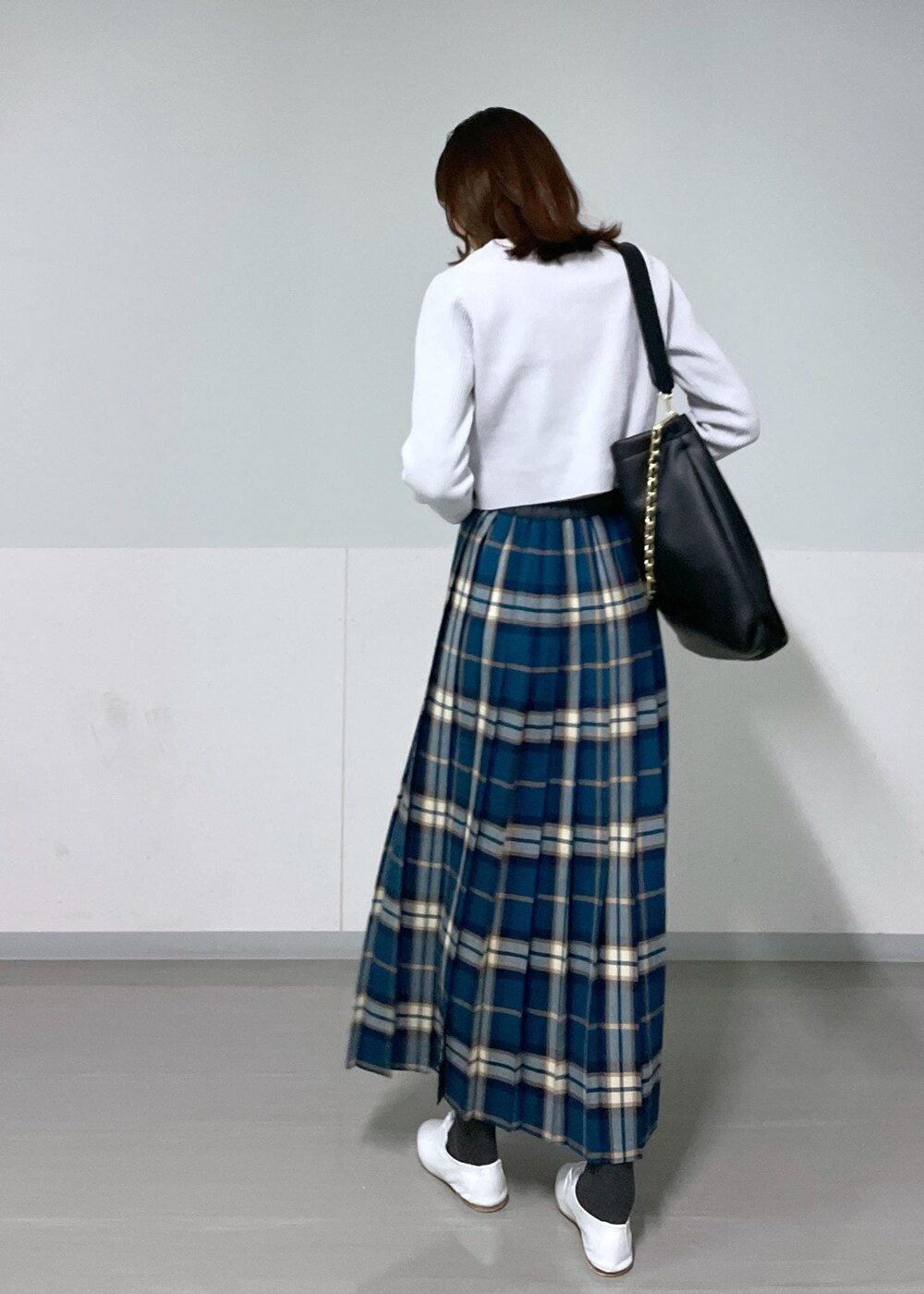 グリーン系のスカート、ホワイト系のその他シューズ、グレー系のカーディガン/ボレロを着用したレディースの冬コーディネートの2枚目の写真