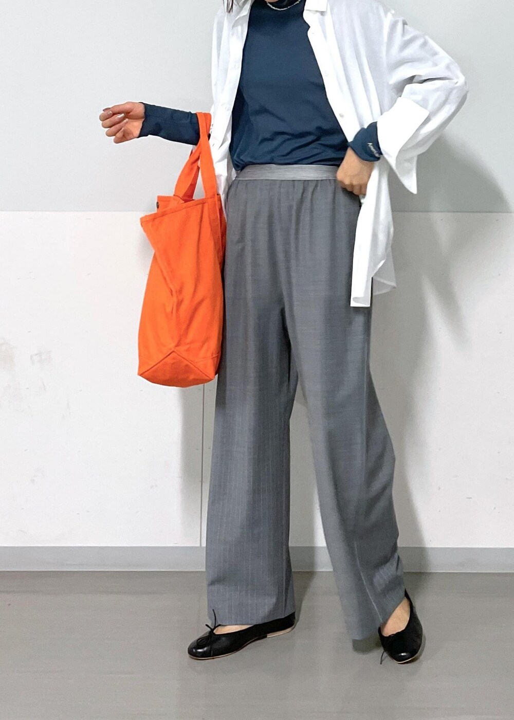 ブルー系のTシャツ/カットソー、グレー系のスラックス、ホワイト系のシャツ/ブラウスを着用したレディースの夏コーディネートの7枚目の写真