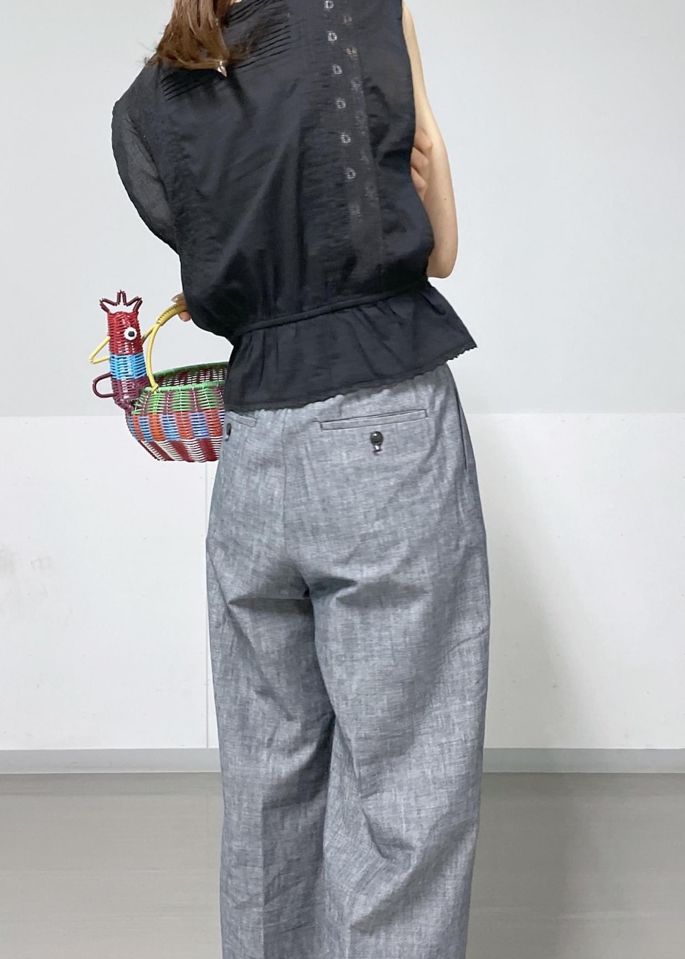 「メルカドバック、letra、新作、高身長、高身長コーデ、ブラック、ハンドバッグ、カゴバッグ、ノースリーブ、レース、総レース、パンツ、ワイド、十分丈、SALON adam et ropé」｜「SALON adam et rope'のSilverロングチェーンネックレス（ネックレス、シルバー系）」を使った、AZUMAさん（レディース・171cm）の夏コーディネートの6枚目の写真