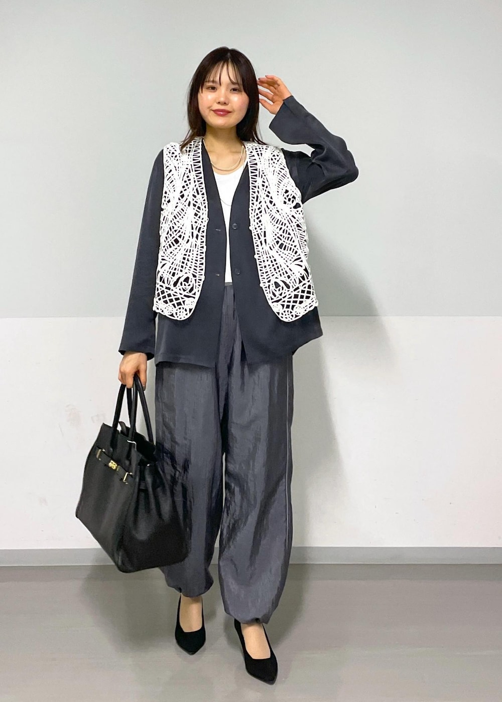 ホワイト系のTシャツ/カットソー、グレー系のその他パンツ、グレー系のノーカラージャケットを着用したレディースの冬コーディネートの6枚目の写真