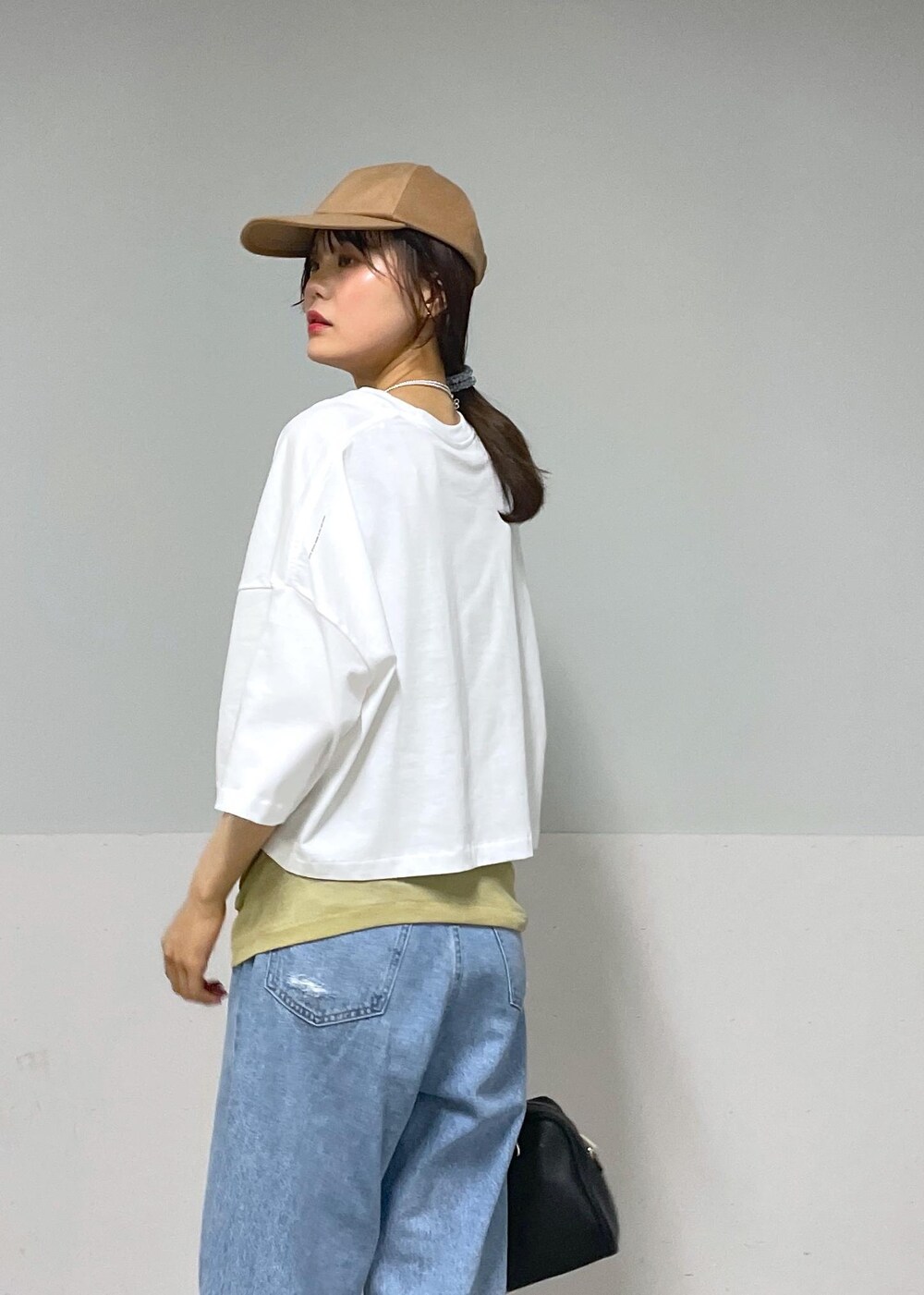 シルバー系のサンダル、ホワイト系のTシャツ/カットソー、イエロー系のキャミソールを着用したレディースの夏コーディネートの5枚目の写真