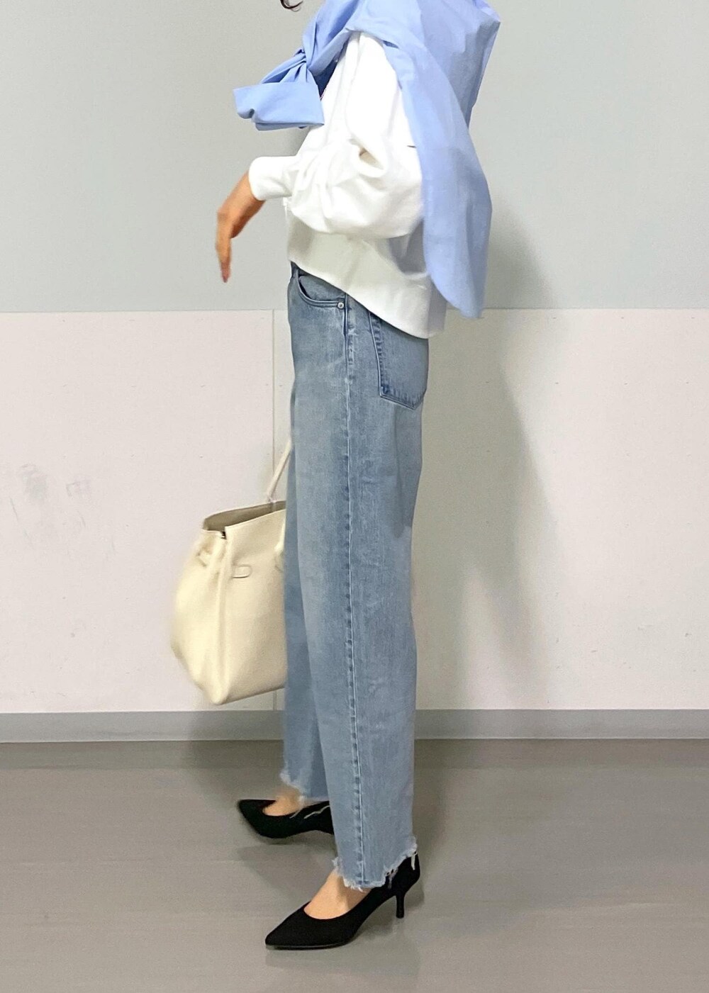 ブルー系のシャツ/ブラウス、ホワイト系のスウェット、ブルー系のデニムパンツを着用したレディースの冬コーディネートの6枚目の写真