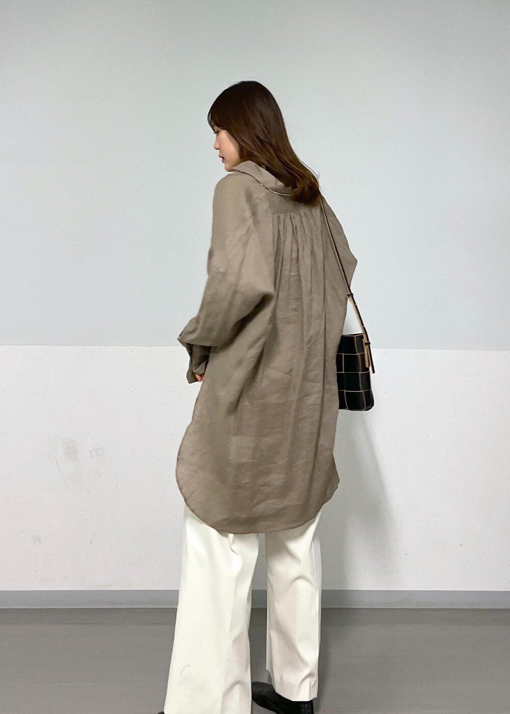 ブラック系のショルダーバッグ、グリーン系のシャツ/ブラウス、ホワイト系のその他パンツを着用したレディースの春コーディネートの8枚目の写真