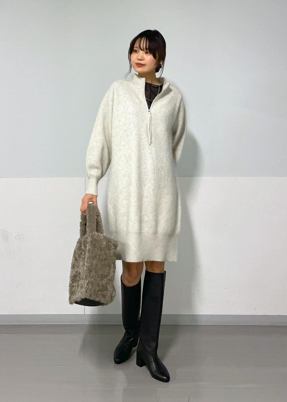 ホワイト系のワンピース、ブラック系のブーツ、ブラック系のTシャツ/カットソーを着用したレディースの秋コーディネートの9枚目の写真